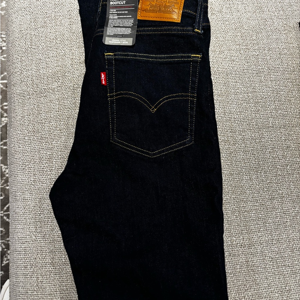 70. NWT LEVIS 725 HIGH RISE BOOTCUT WOMEN'S JEANS Size 29 {$135} - Picture 4 of 9